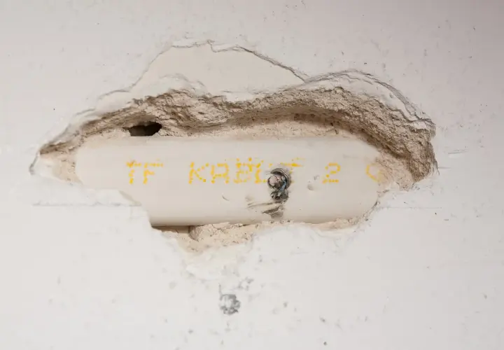 Jak połączyć przecięty kabel w ścianie i uniknąć niebezpieczeństw