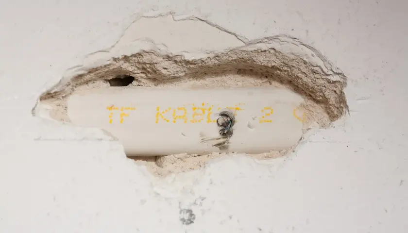 Jak połączyć przecięty kabel w ścianie i uniknąć niebezpieczeństw