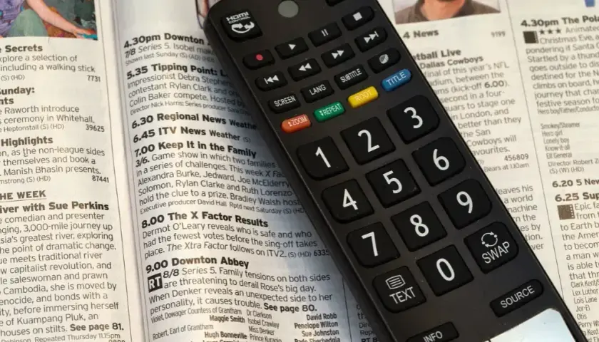 Jak włączyć telewizor LG bez pilota? Proste sposoby, które zadziałają
