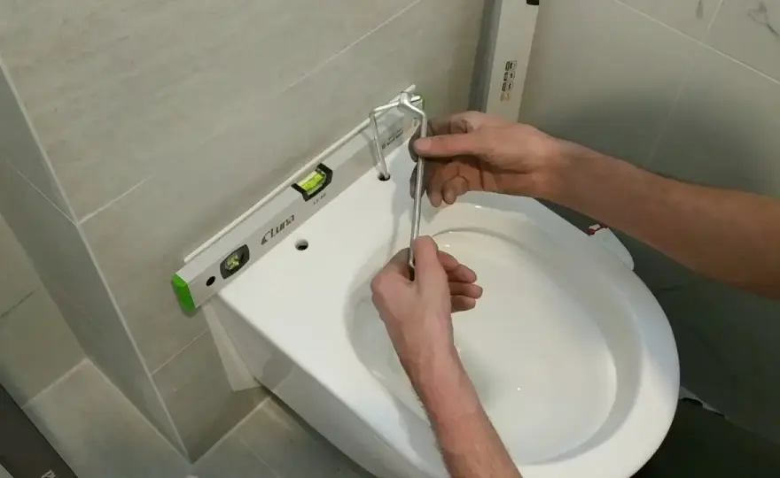 Jak podłączyć muszlę klozetową bez błędów - krok po kroku do sukcesu