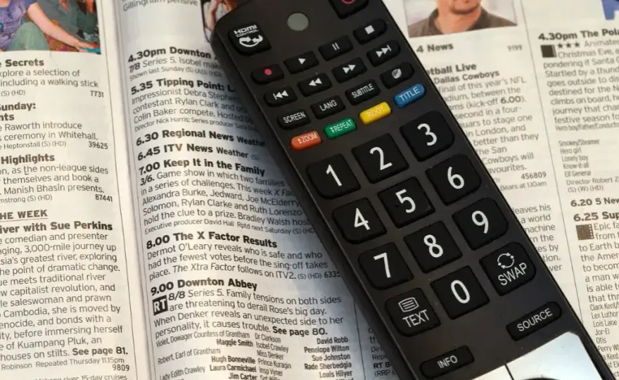 Jak włączyć telewizor LG bez pilota? Proste sposoby, które zadziałają