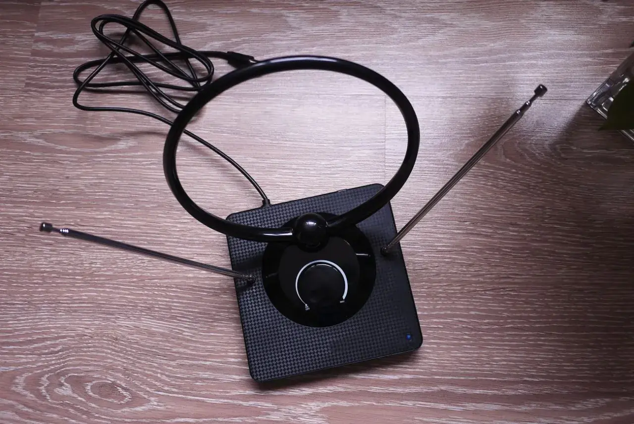 Nowoczesna, czarna antena do telewizji naziemnej z okrągłym elementem i teleskopowymi wysięgnikami. Idealna do odbioru sygnału DVB-T.
