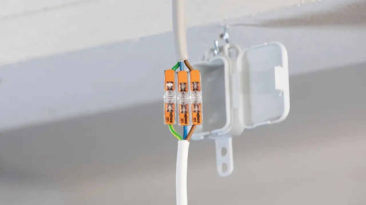 Zdjęcie Jak bezpiecznie łączyć kable elektryczne złączkami WAGO - praktyczne porady