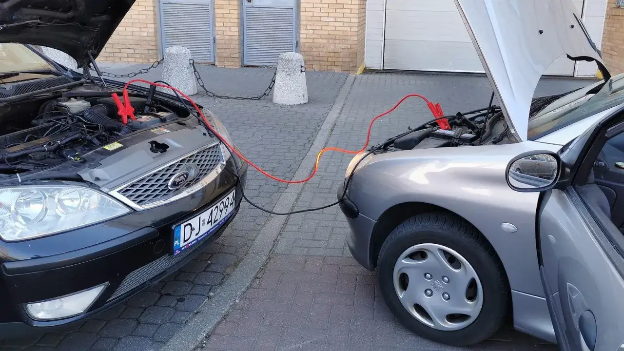 Zdjęcie Jak odpalić auto na kablach: proste kroki, które uratują sytuację